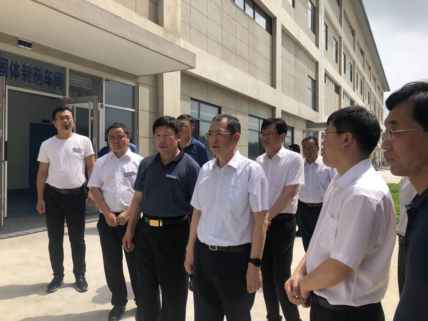 秦皇島市市委副書記、市長丁偉等領(lǐng)導(dǎo)蒞臨秦皇島大恩藥業(yè)有限公司視察工作(圖1)